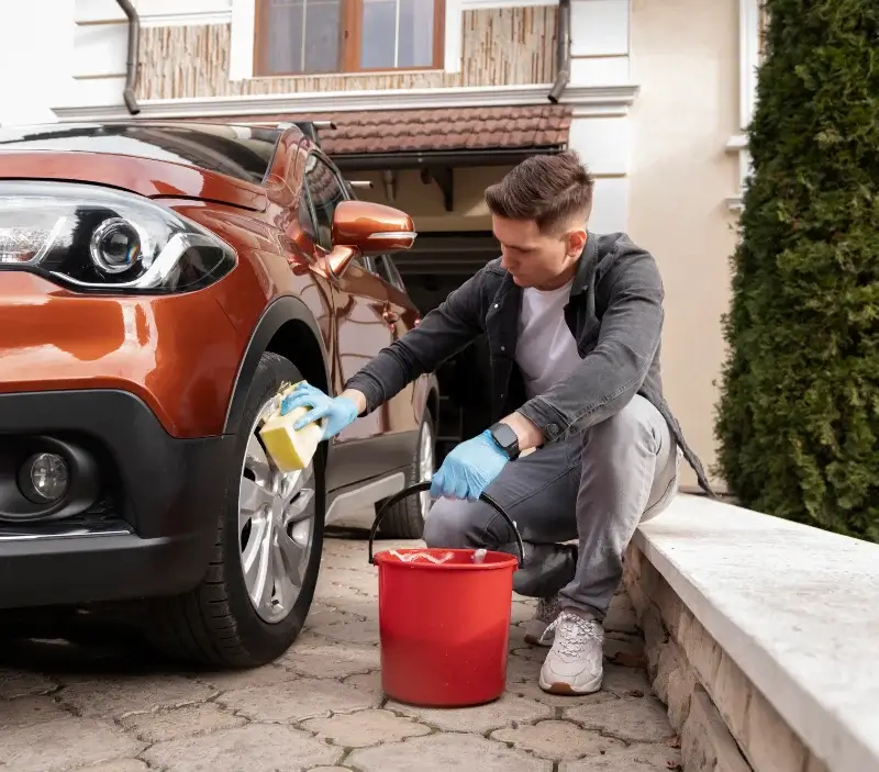 Lavage auto à domicile Haute-Rivoire : professionnel intervenant sur un véhicule